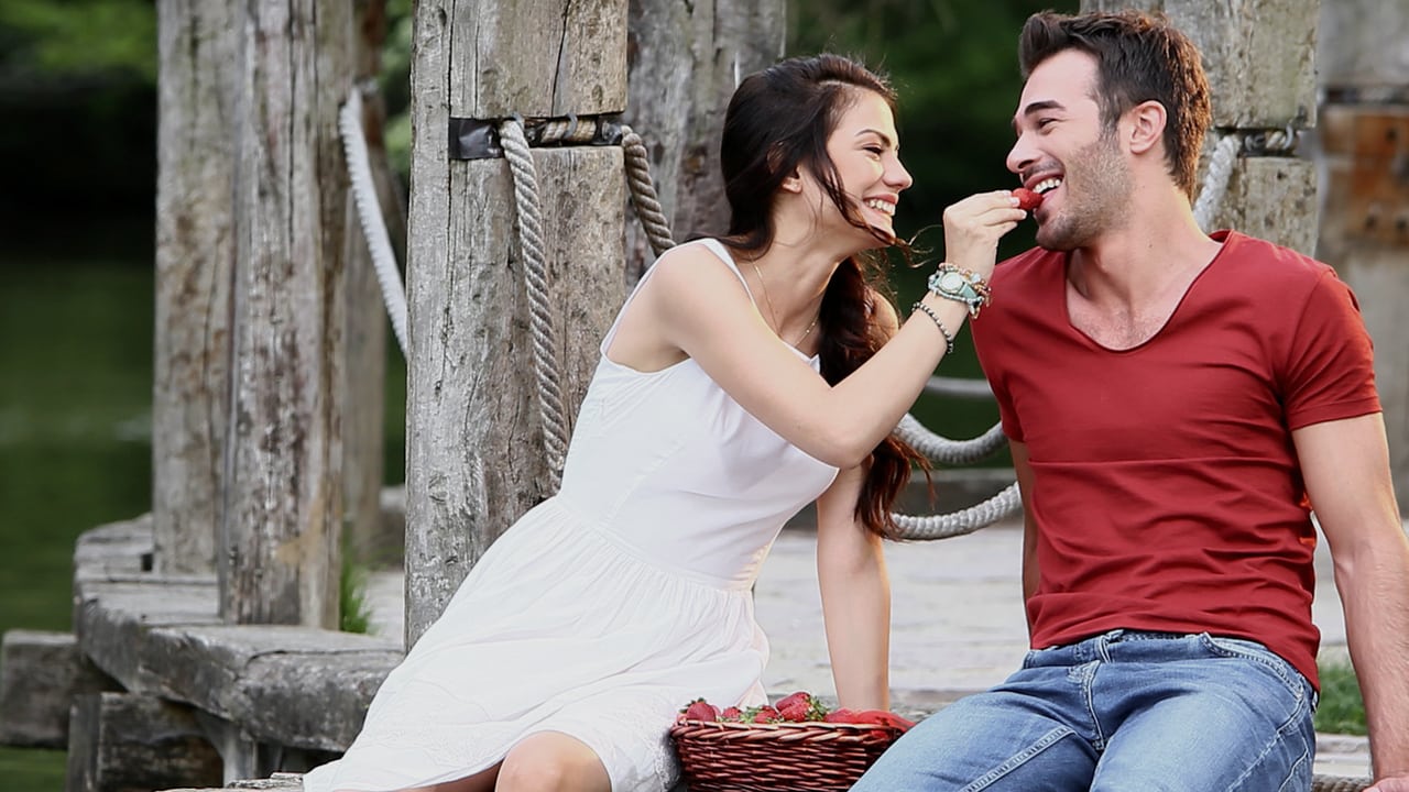 مسلسل رائحة الفراولة الحلقة 1 مترجمة قصة عشق الاصلي HD