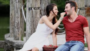 مسلسل رائحة الفراولة الحلقة 2 مترجمة قصة عشق الاصلي HD